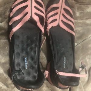 Size 8 DETNY sandal/walking shoe.